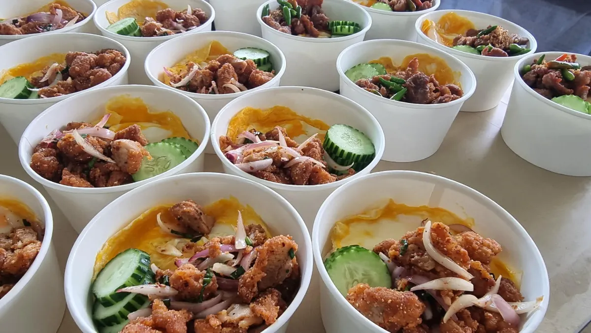 ข้าวยำไก่แซ่บ