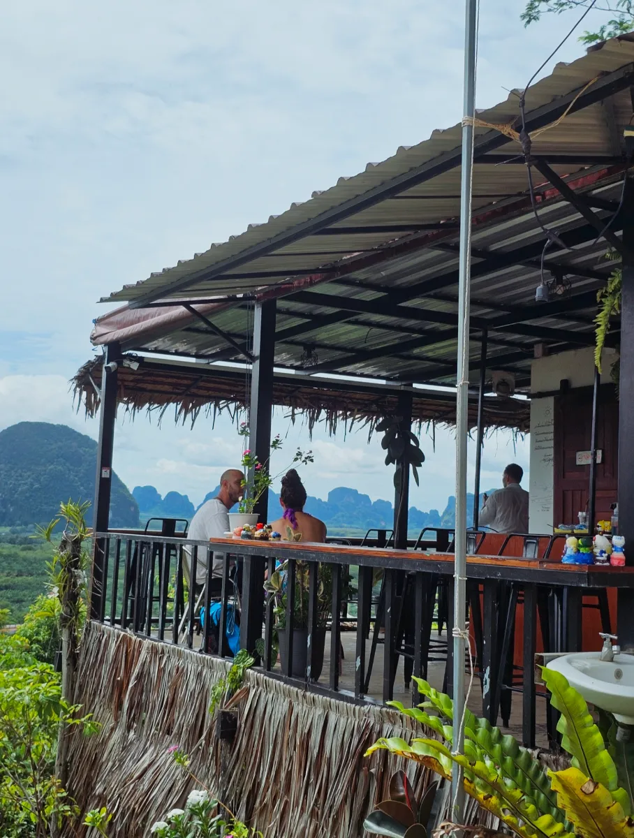 ปักหมุดรีวิว Din Daeng Doi Cafe (ดินแดงดอย คาเฟ่) จุดชมวิวพระอาทิตย์ ขึ้น ทะเลหมอกกระบี่ - ภาพประกอบ (3)