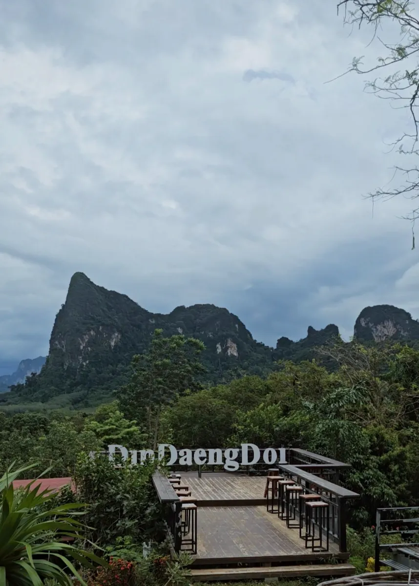ปักหมุดรีวิว Din Daeng Doi Cafe (ดินแดงดอย คาเฟ่) จุดชมวิวพระอาทิตย์ ขึ้น ทะเลหมอกกระบี่ - ภาพประกอบ (1)