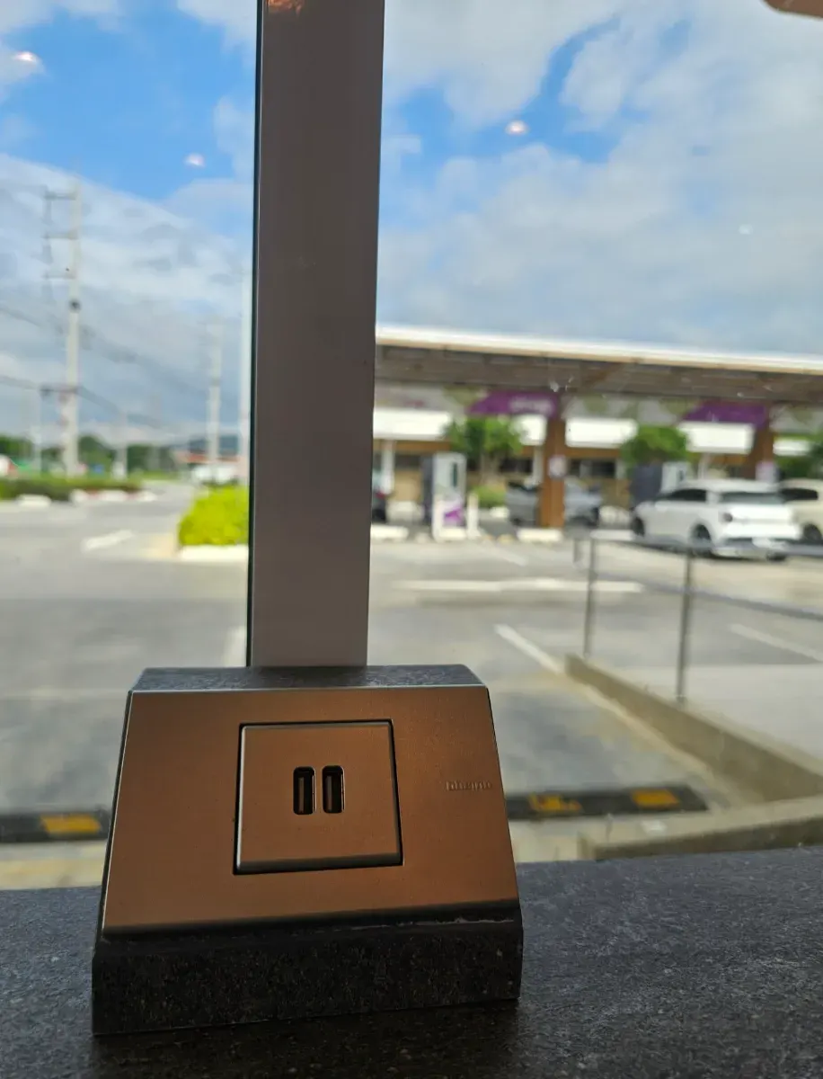 ที่ชาร์จระหว่างรอในมินิมาร์ท